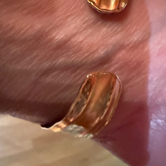 14K Gold Hammered Cuff Bracelet Stamped Italy - Picture 7 of 11